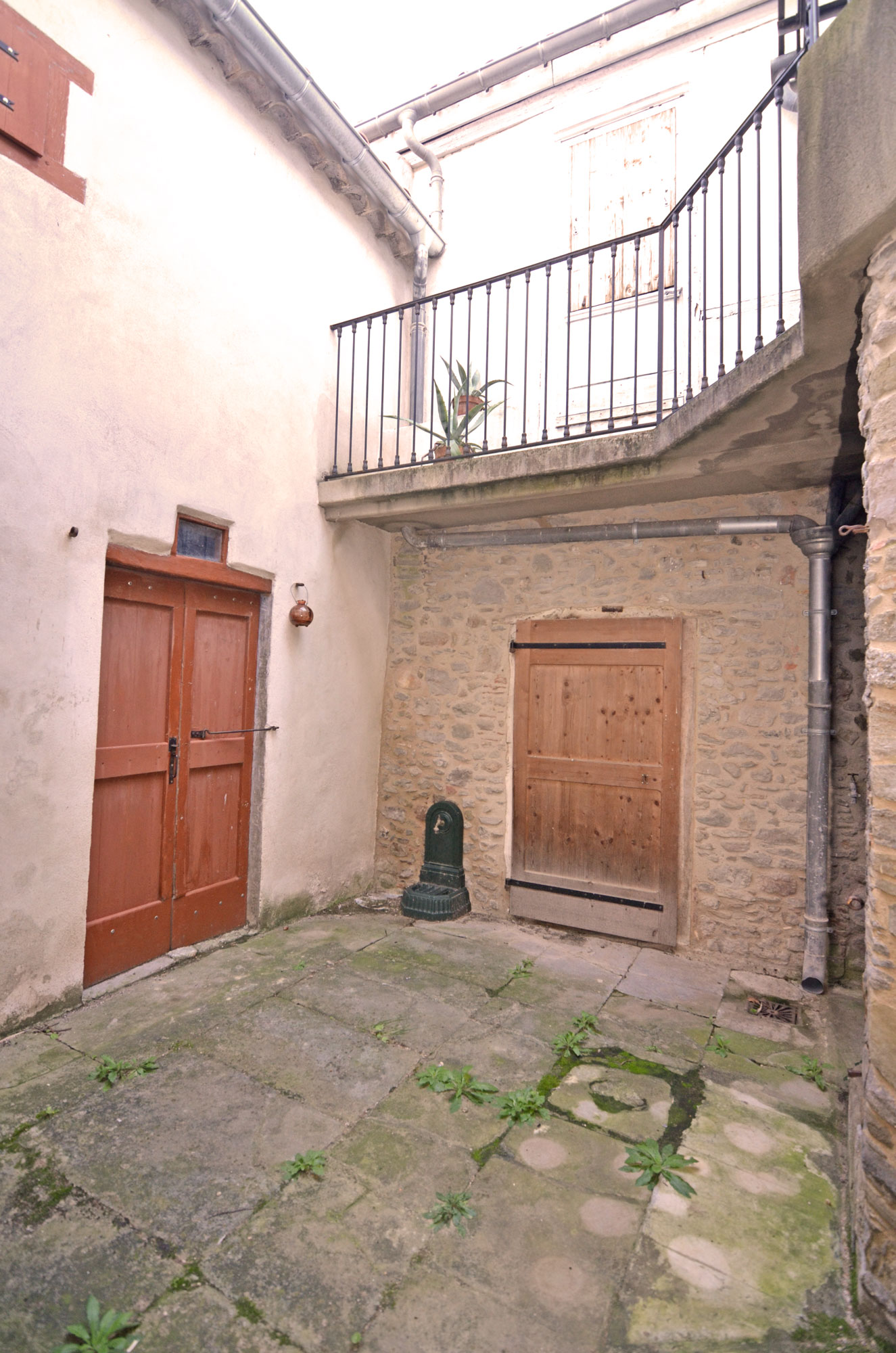1374CA_cour_et_balcon.jpg