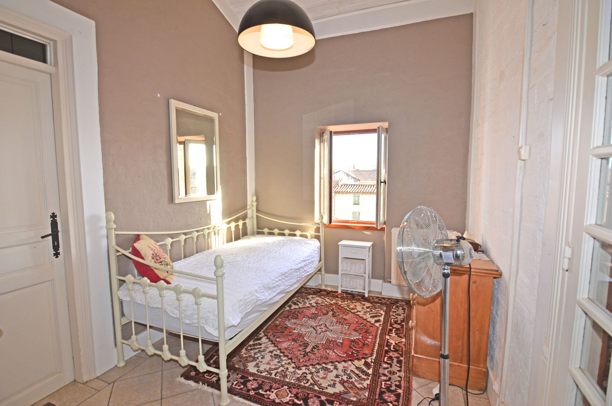 1377CA_room.jpg