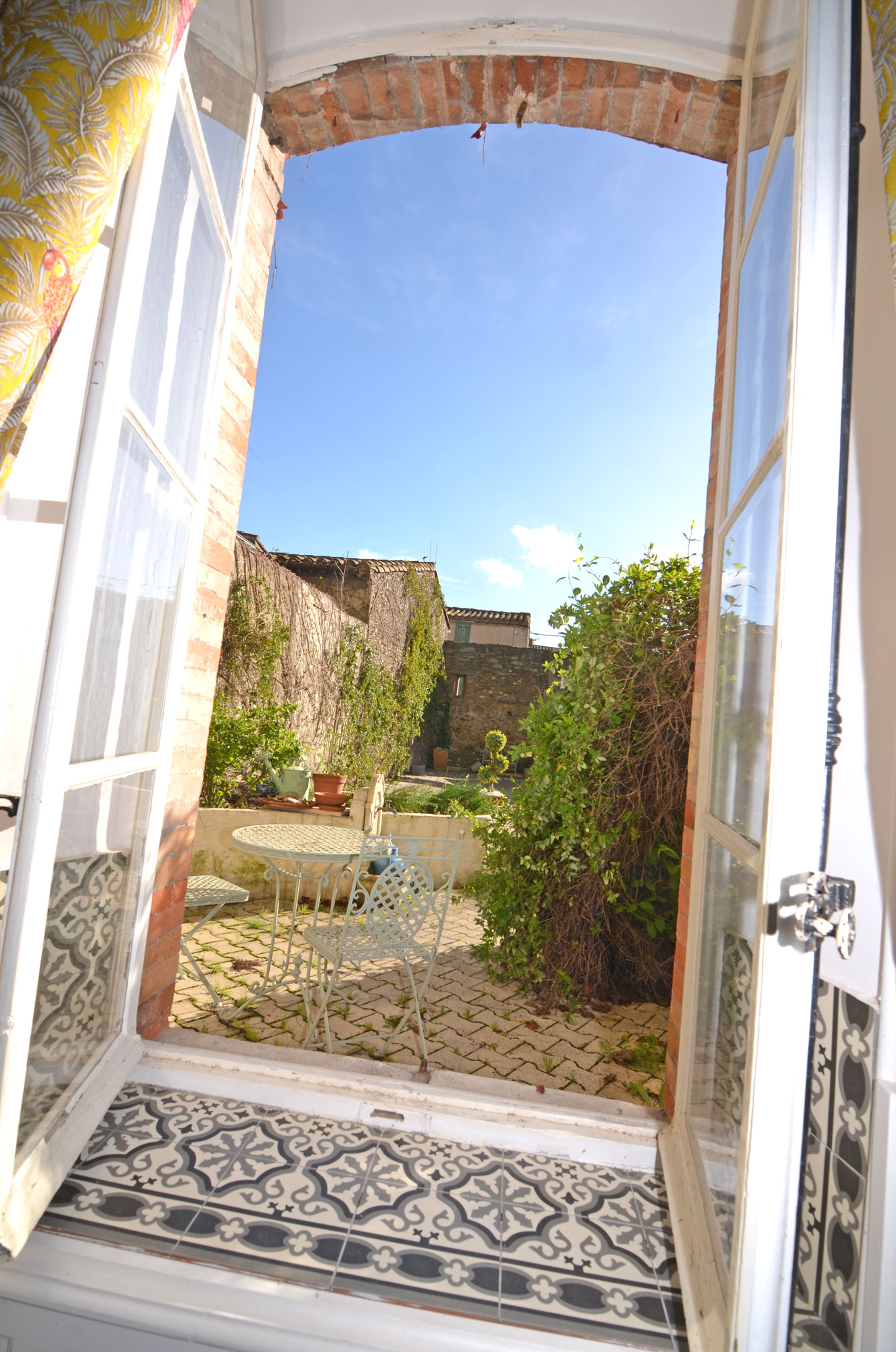 1377CA_window_with_view.jpg