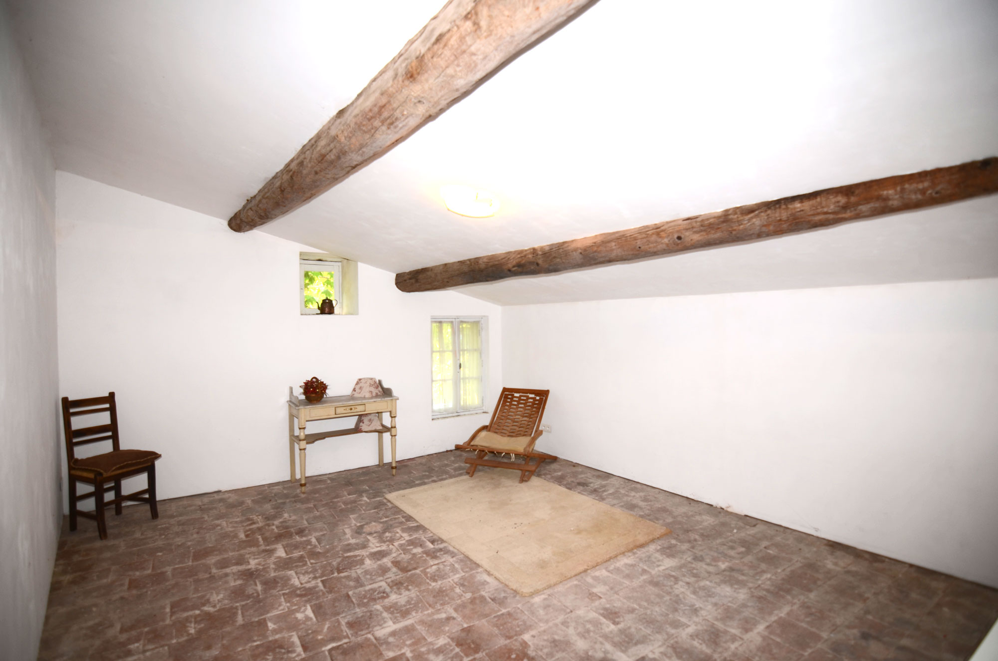 1384CA_attic_room.jpg