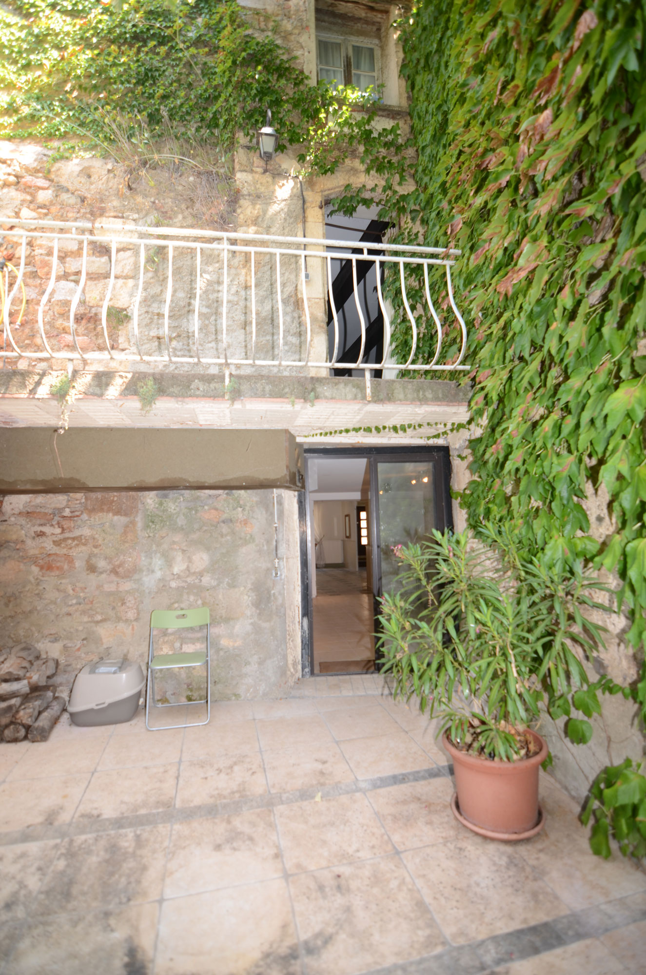 1384CA_courtyard.jpg